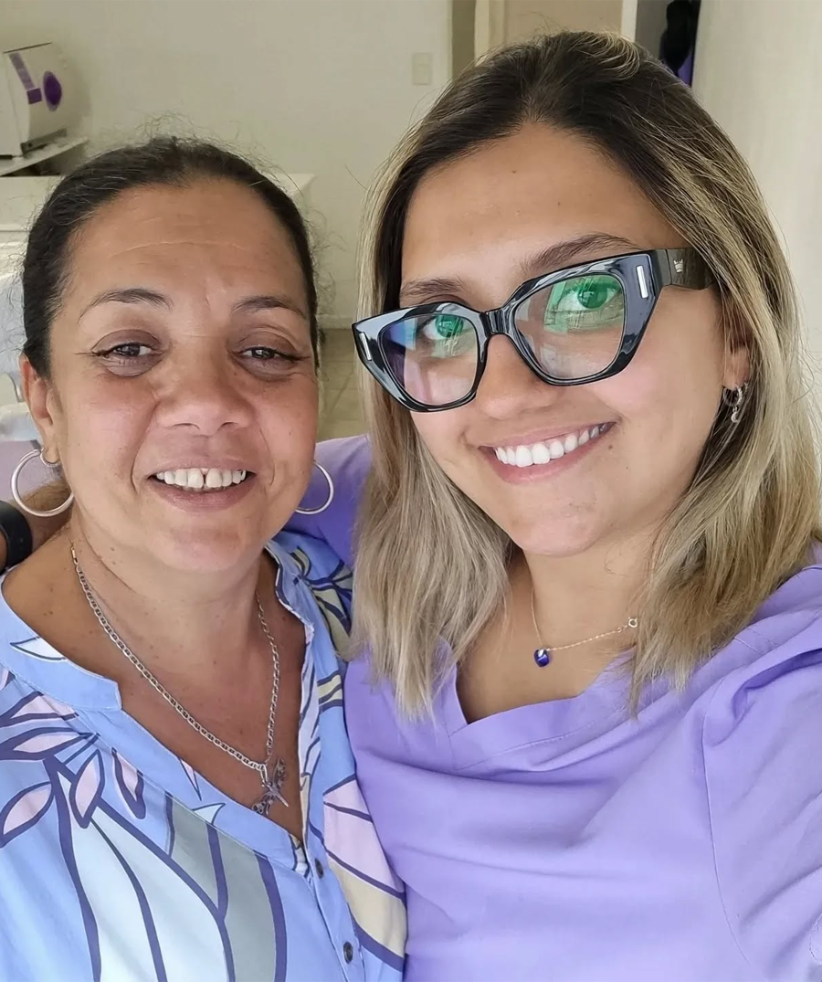 Dra. Fio Forciniti - Odontóloga junto a una paciente